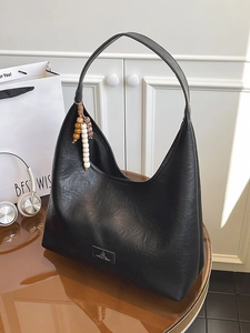 Sac à bandoulière noir mat rétro grande capacité avec breloque et logo en métal