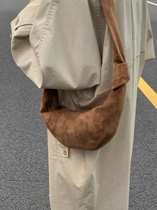 Sac seau en daim marron de style croissant avec panneaux courbés et détail de nœud chic