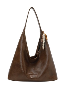 Sac hobo vintage en cuir mat marron foncé avec breloque décorative et bandoulière
