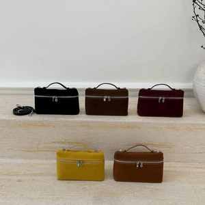 Minimalistische Wildleder-Handtaschen in fünf Herbstfarben auf Steinstufen
