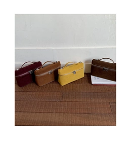 Detailansicht der Wildleder-Handtaschen in Weinrot, Hellbraun, Gelb und Dunkelbraun Tönen
