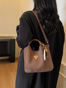 Sac seau vintage en daim marron avec pendentif en perles et logo pour femmes