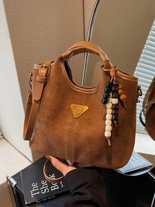 Sac seau en daim marron avec logo en métal, breloque perlée et bandoulière amovible