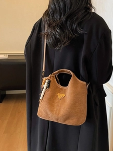 Sac seau vintage marron givré avec glands perlés et emblème métallique élégant