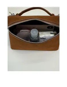 Innenansicht der braunen Wildleder-Box-Tasche mit Platz für Handy und Make-up