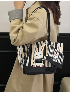 Borsa tote in tela a righe con simpatico coniglio e catena decorativa argento da donna