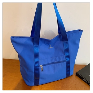 Détail du sac cabas en tissu oxford bleu marine avec poche zippée et sangles en nylon