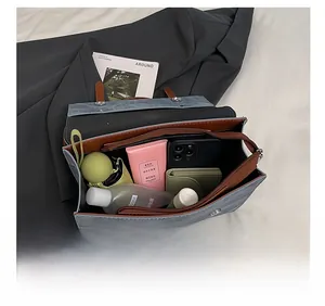 Vue détaillée de l'intérieur spacieux d'un sac cabas gris-bleu avec compartiments de rangement
