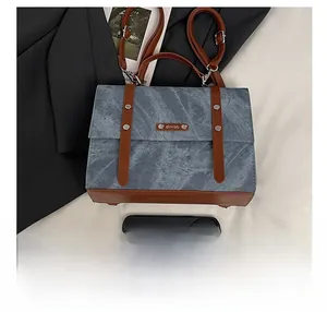 Détail de la texture marbrée du sac à dos avec bordure en cuir et échelle de smartphone