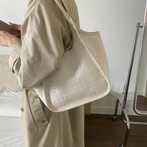 Classic white woven leather hobo shoulder bag with Intrecciato pattern for women