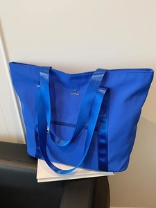 Grand sac cabas bleu Klein en tissu Oxford avec doubles anses et poche zippée avant