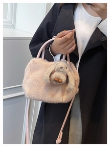 Detail der rosa Plüschhandtasche mit süßer Hasenpuppe und langem dünnen Trageriemen