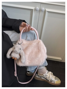 Detailansicht der rosa Plüschtasche mit Ledergriff und süßem Hasen-Anhänger