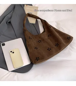 Sac fourre-tout en daim marron avec grande capacité pour comparer la taille de l'iPad et mobile