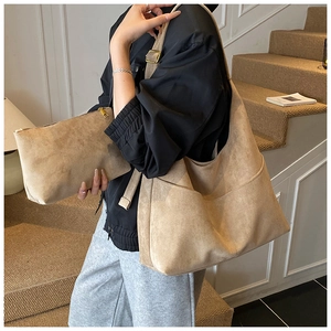 Dettaglio della borsa tote in pelle scamosciata opaca con pochette e tracolla regolabile