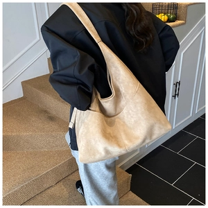 Borsa hobo in camoscio kaki chiaro portata a spalla, vista posteriore elegante