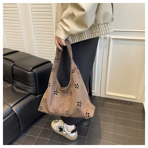 Détail du sac cabas marron mat avec motifs floraux découpés au laser et grande capacité
