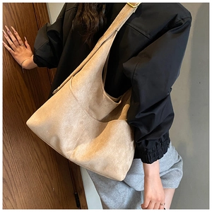 Dettaglio di una borsa hobo color cammello con texture in pelle scamosciata opaca