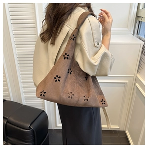 Sac cabas en daim marron givré avec motifs floraux découpés au laser et style bohème rétro