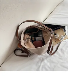 Detaillierte Ansicht der großen Canvas-Tragetasche mit braunem Lederbesatz und Taschen
