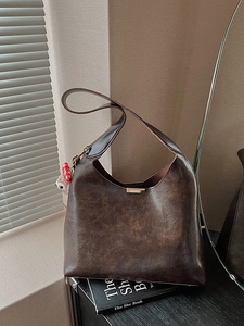 Vintage PU Leather Bucket Shoulder Bag For Women Large Capacity Retro Tote With Plush Charm Casual Daily Versatile Handbag