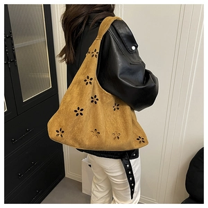 Grand sac cabas marron en daim avec motifs floraux découpés au laser en gros plan