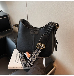 Détails du sac seau vintage noir avec bandoulière jacquard bohème et boucles dorées