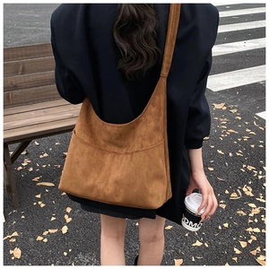 Vista esterna di una grande borsa hobo in pelle scamosciata marrone per il pendolare