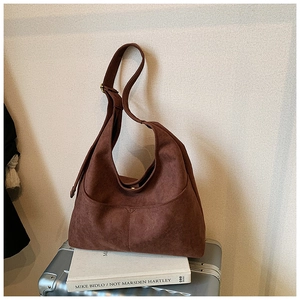 Dettaglio della borsa tote in pelle scamosciata marrone con fibbia dorata regolabile