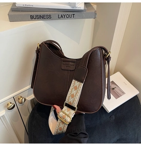 Détail du sac seau marron café avec bandoulière jacquard et boucles dorées