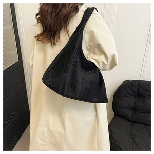 Détail du sac porté épaule noir givré avec motifs floraux perforés et design en croissant