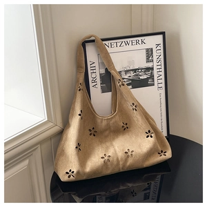 Détail du sac cabas vintage kaki avec motifs floraux découpés au laser