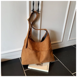 Dettaglio borsa hobo in pelle opaca marrone caramello con tracolla larga regolabile