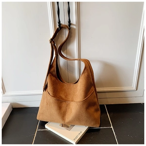 Dettaglio della borsa hobo marrone grande con tracolla regolabile e texture opaca