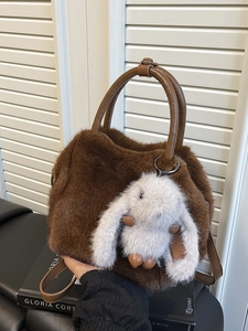 Damen Plüsch Kunstfell Umhängetasche Herbst Winter Weiche Eimertasche Mit Süßem Kaninchen Anhänger Handtasche Schultertasche