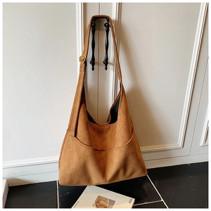 Dettaglio borsa shopper in camoscio caramello con tasca grande e fibbia in metallo