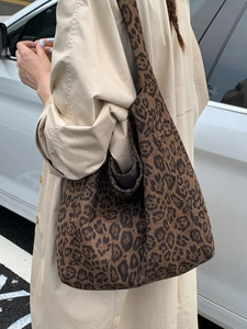Large capacity leopard print tote bag for women showing canvas texture and trendy bucket shape
