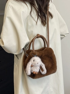 Braune flauschige Handtasche aus Kunstfell für Damen mit Ledergriffen und Hasenanhänger