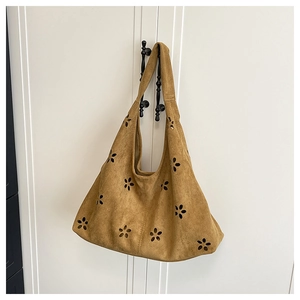 Sac fourre-tout bohème en daim marron avec motifs floraux découpés au laser sur armoire blanche