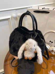 Schicke schwarze Kunstpelz-Handtasche mit Hasenanhänger und verstellbarem Schulterriemen