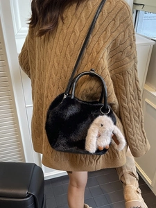 Schwarze Pelz-Handtasche mit süßem Hasen-Anhänger und verstellbarem Schultergurt