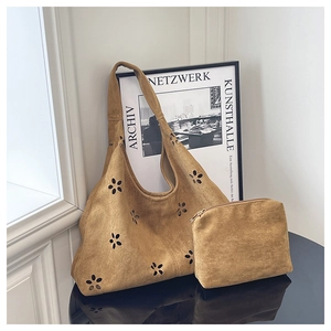 Détails du sac cabas en daim marron avec découpes laser florales et pochette interne