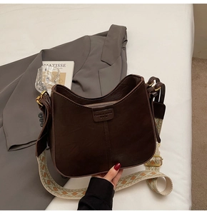 Détail du sac bandoulière vintage avec sangle jacquard et logo Fashion Trend