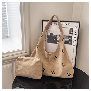 Détail du grand sac cabas kaki mat à fleurs évidées avec petite pochette assortie