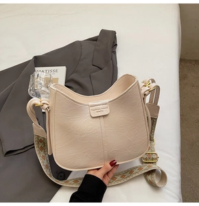Détail du sac seau rétro en PU blanc cassé avec une bandoulière en jacquard ethnique à motifs