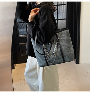 Vue détaillée du grand sac cabas vintage gris avec chaînes en métal argenté à trois couches