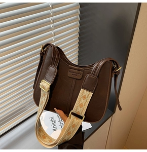 Détail du sac hobo en similicuir marron foncé avec bandoulière jacquard géométrique