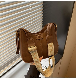 Détail du sac Hobo vintage marron foncé avec bandoulière jacquard et gaufrage de lettres