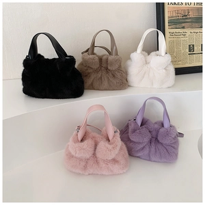 Sélection de sacs seaux en fausse fourrure en noir, marron, blanc, rose et violet
