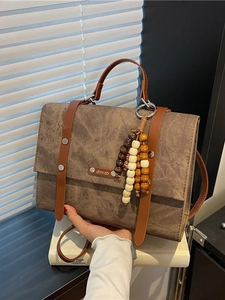 Sac à Dos Vintage en Cuir PU pour Femmes Texture Rétro Grande Capacité Cartable Décontracté Avec Pendentif en Perles Contrastées